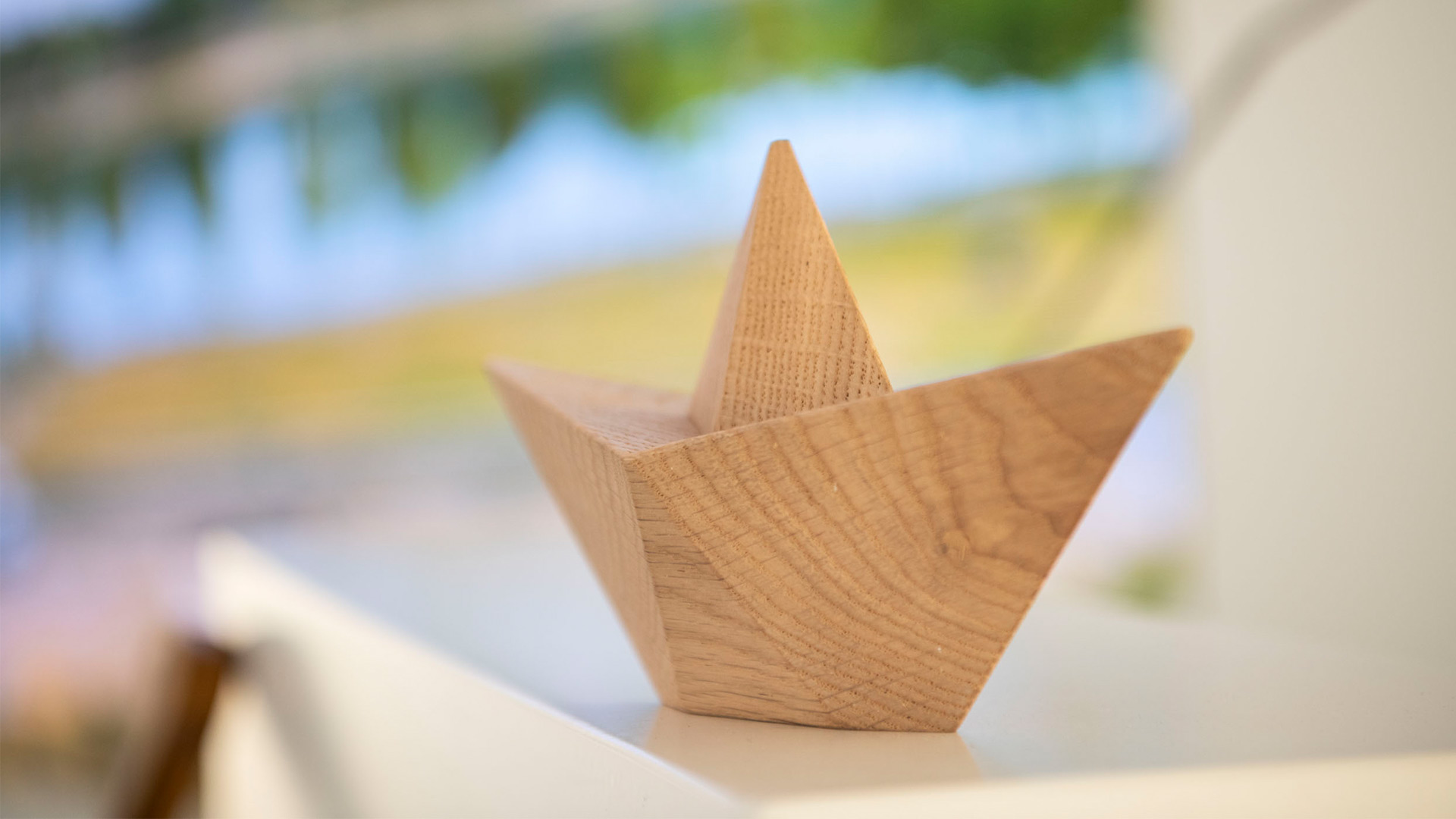 Kleines Holzboot als Symbol für Heimatufer